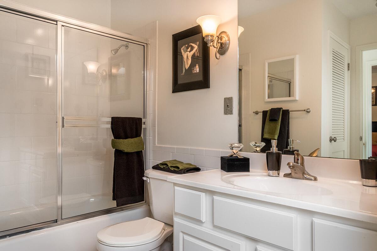 Whispering Hills Apartments in Creve Coeur, MO - Interior 23.jpg