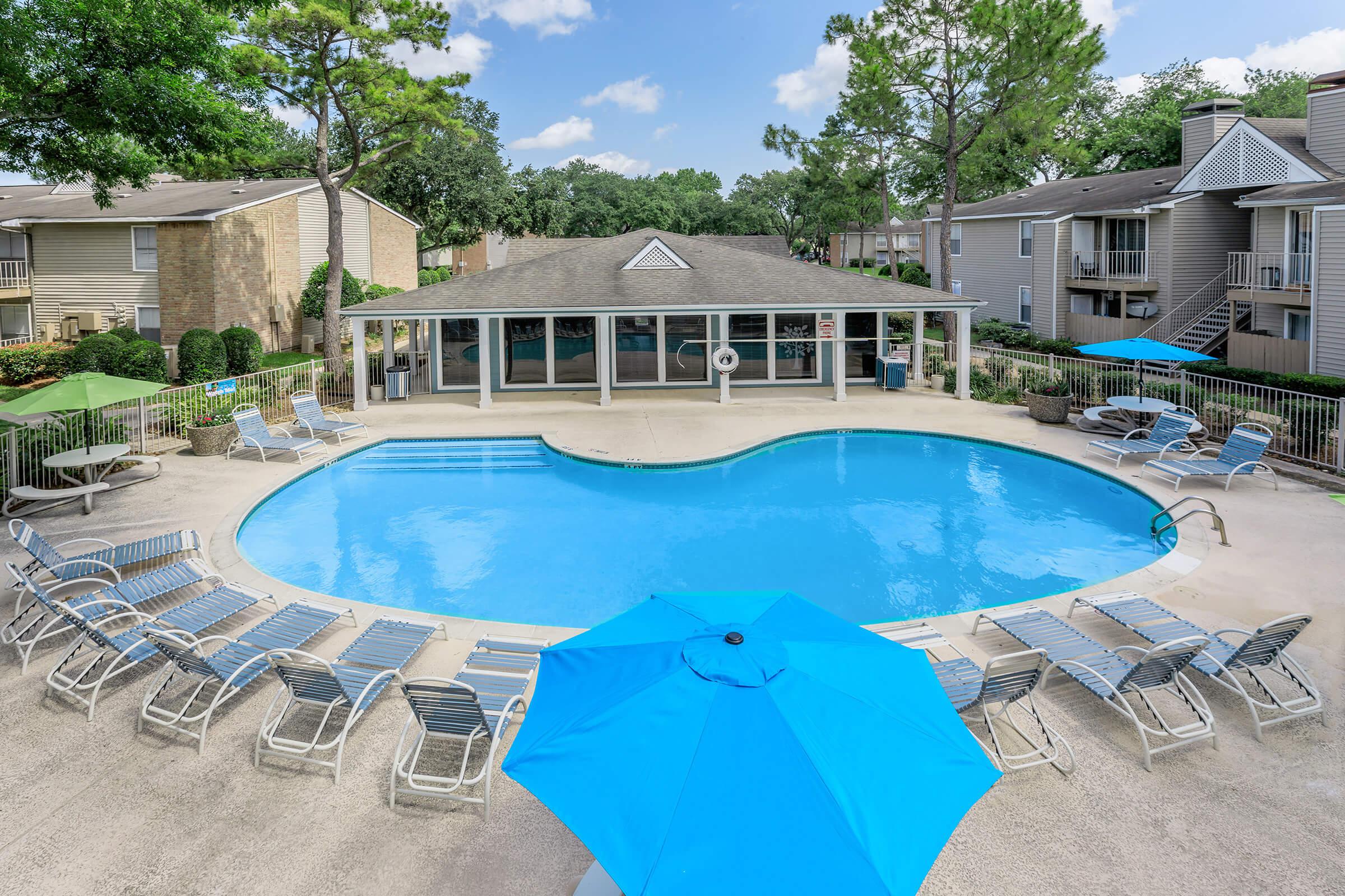 a group of lawn chairs sitting on top of a swimming pool