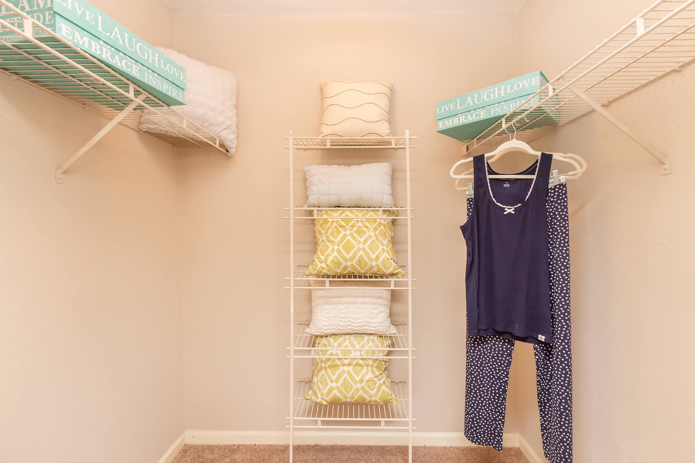 WALK-IN CLOSET