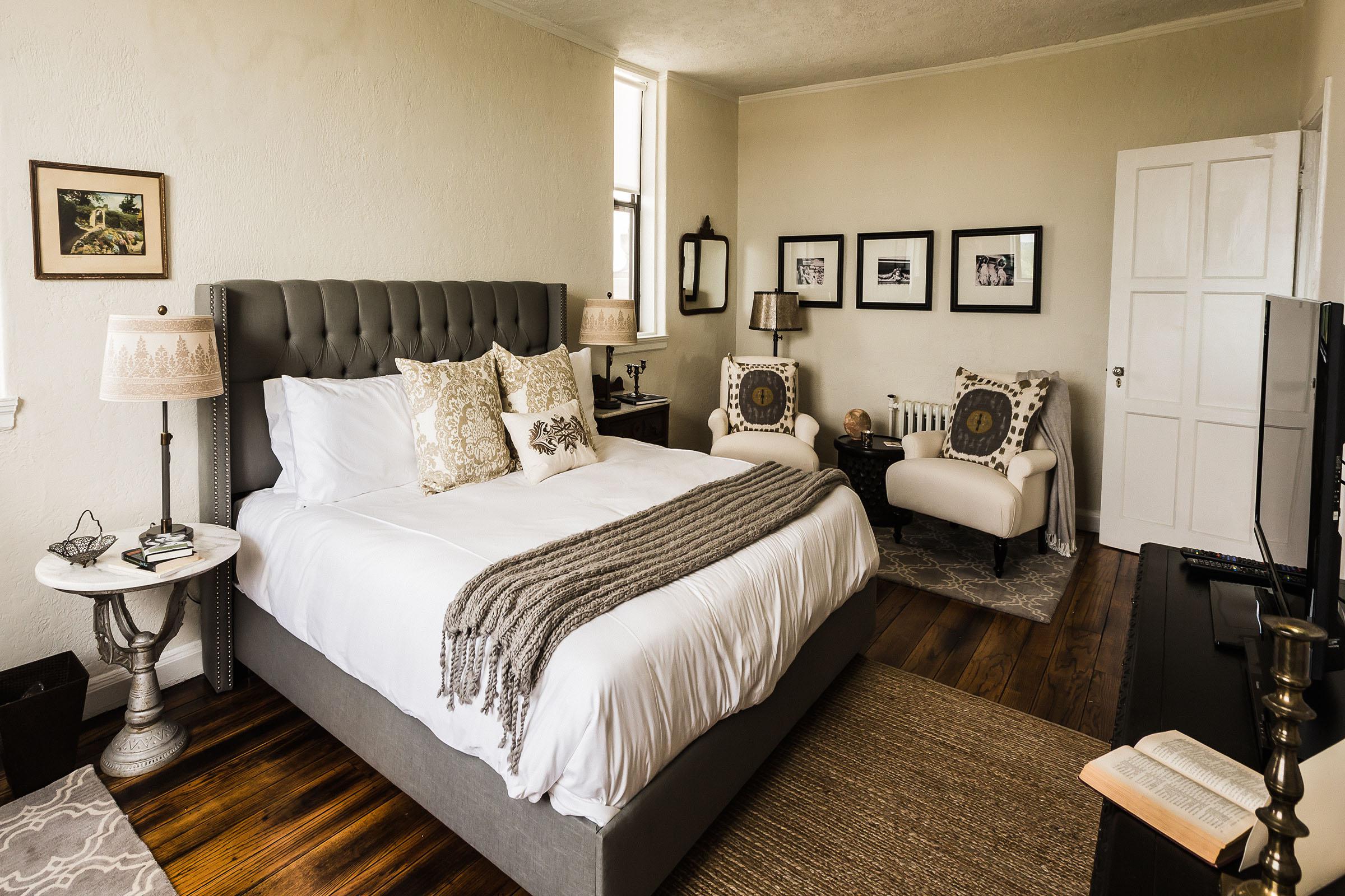 a bedroom with a bed in a hotel room