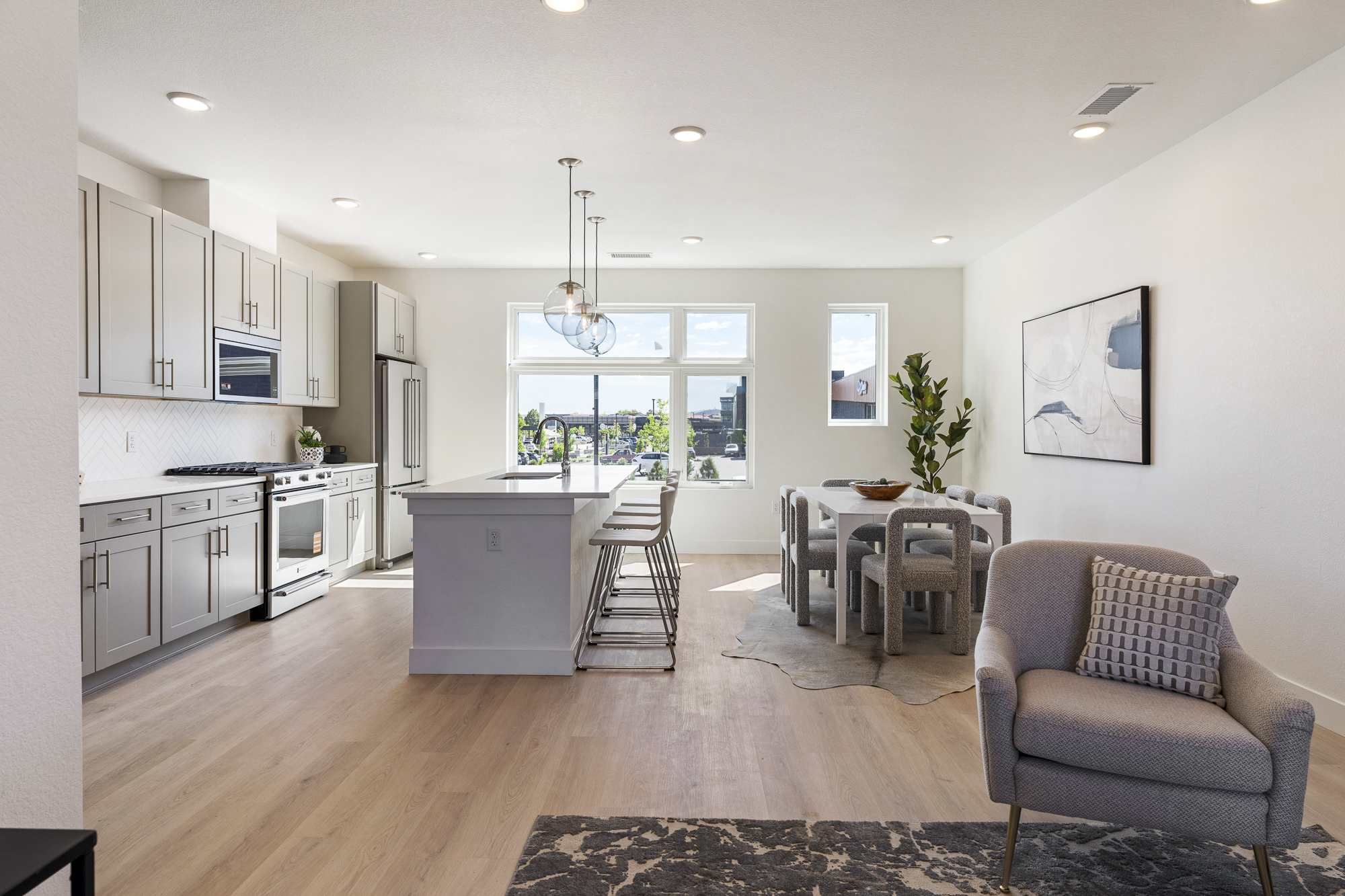 Oneida Side Open Concept Living Level