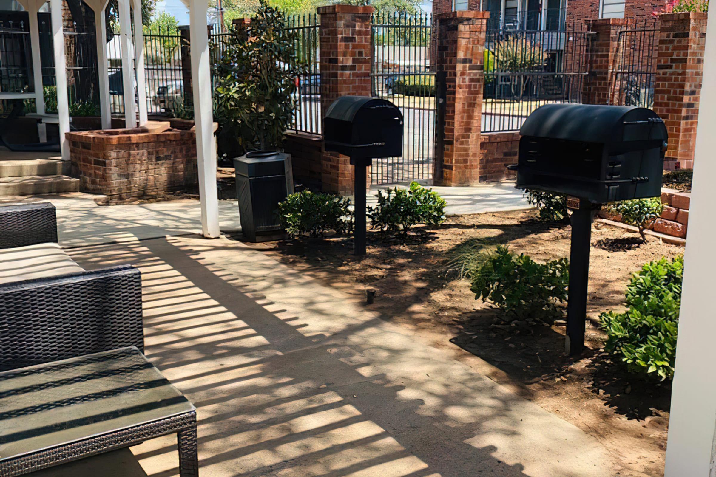 an empty park bench next to a building