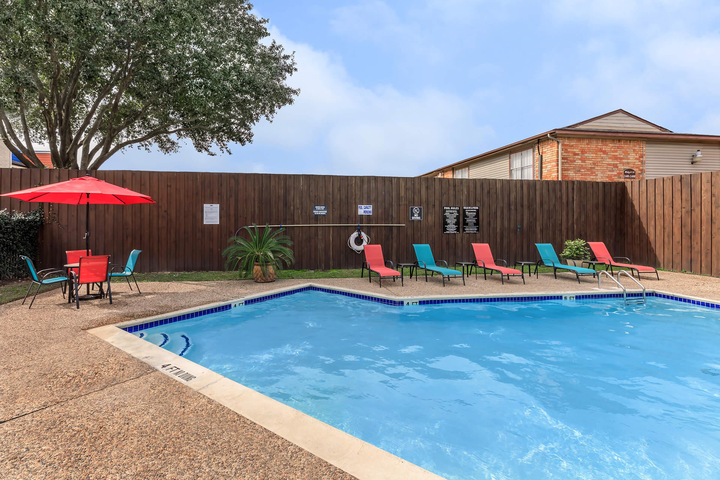 a group of lawn chairs sitting on top of a swimming pool