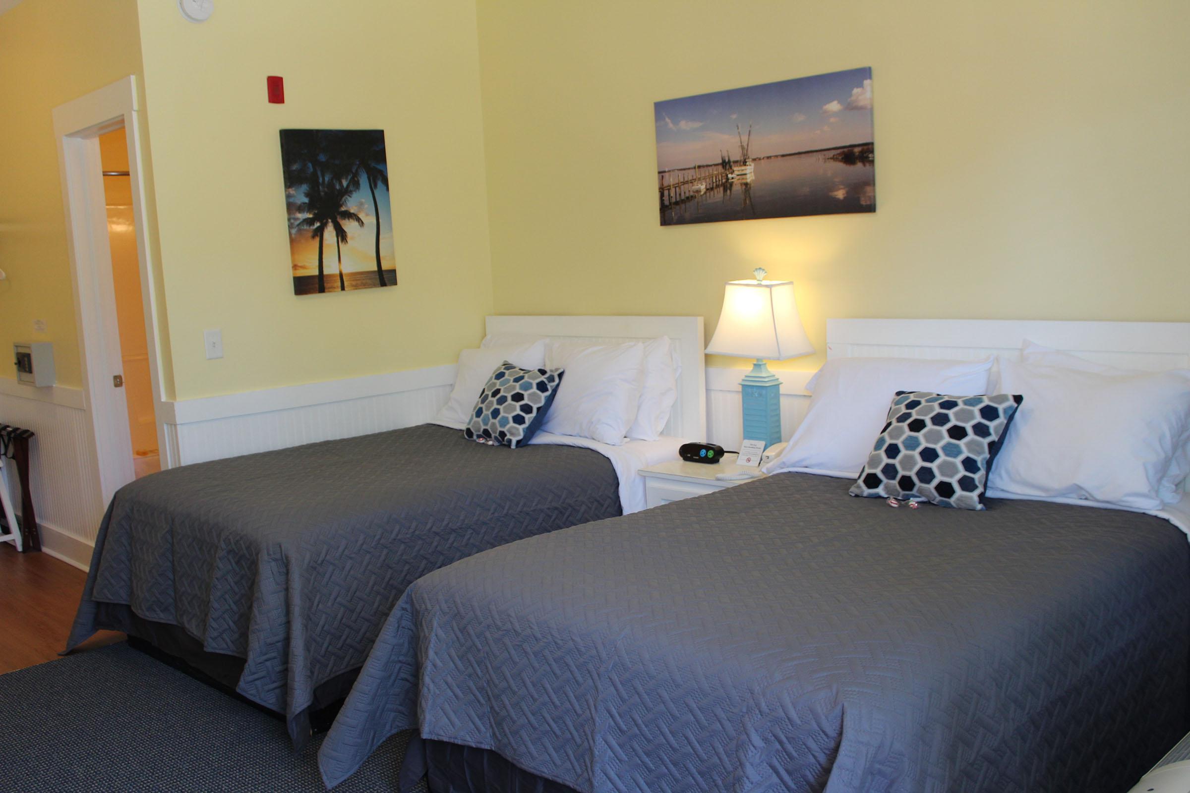 a bedroom with a bed and desk in a hotel room