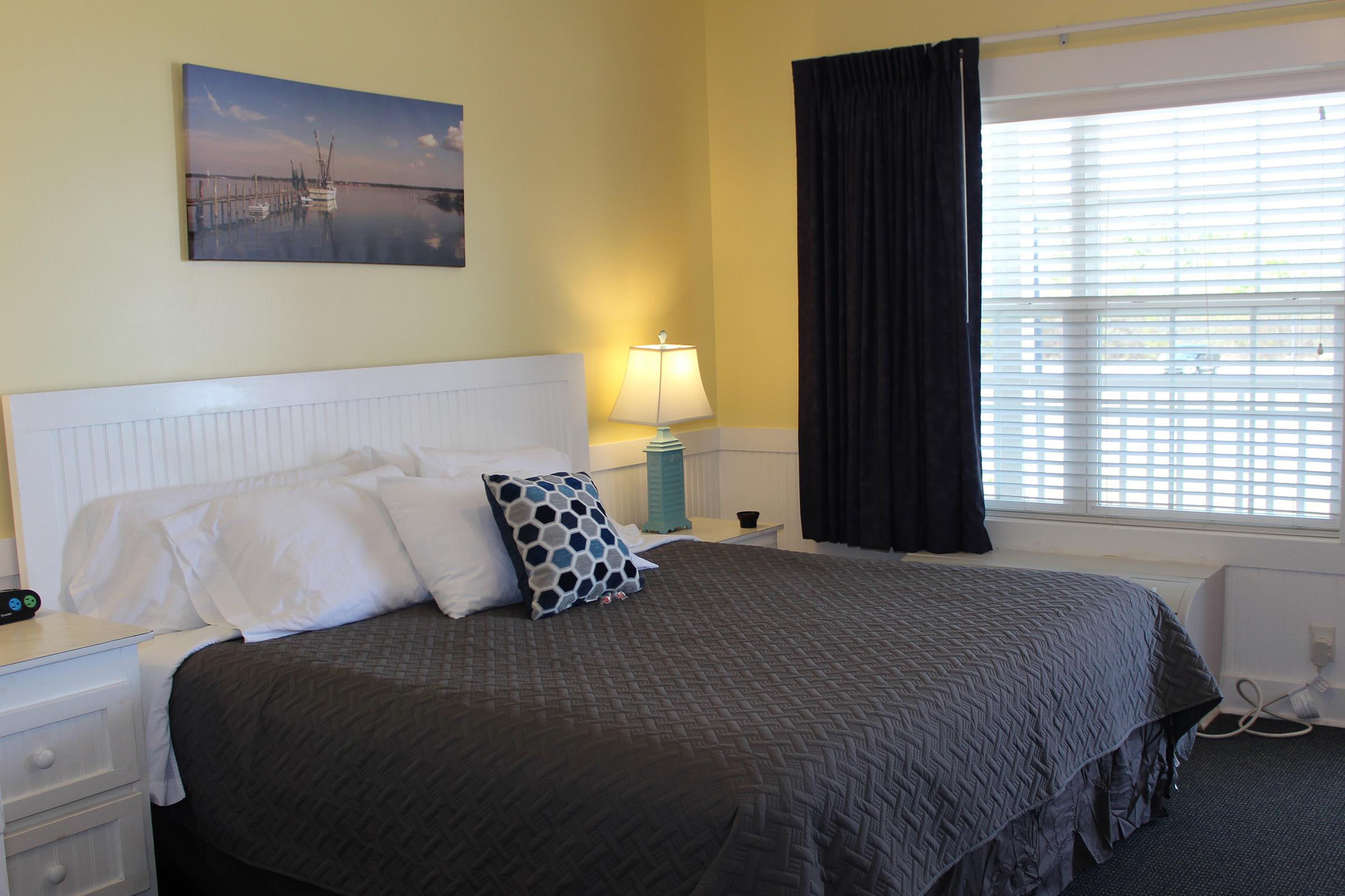 a bedroom with a bed in a hotel room