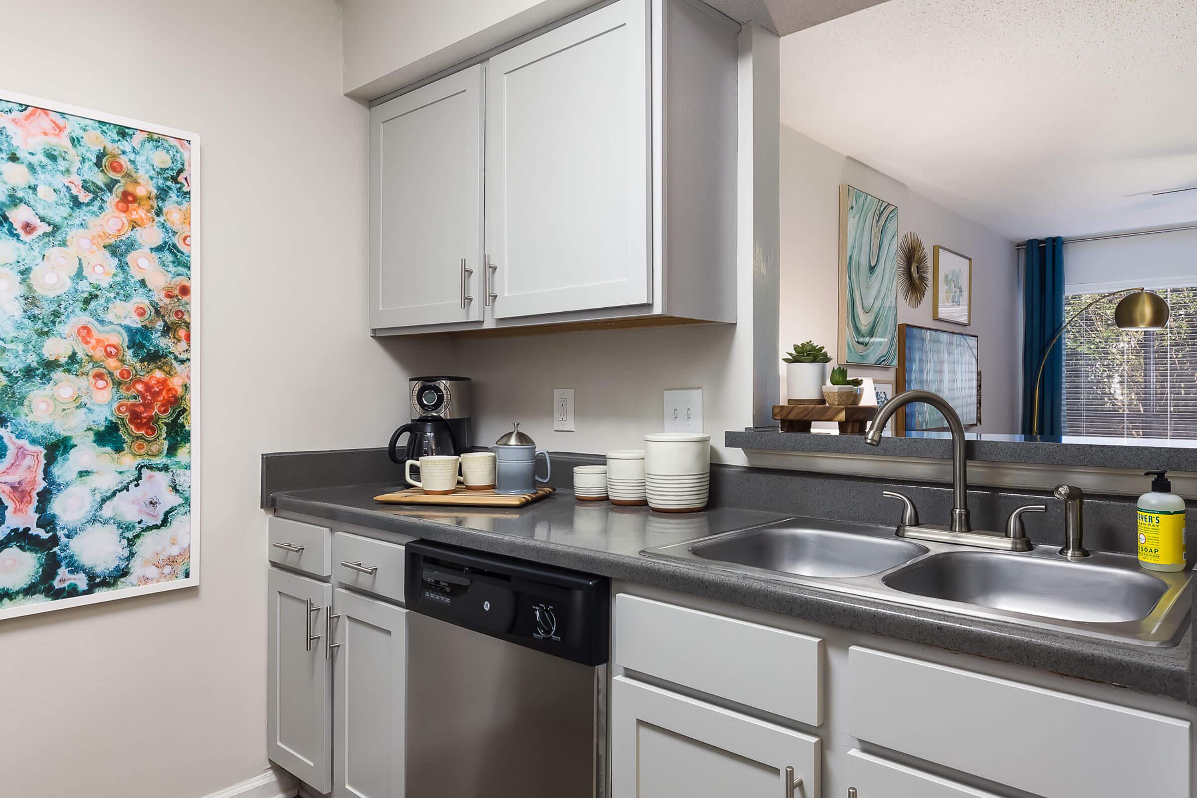Fully-equipped Kitchen - Huntsview Apartments - Greensboro - North Carolina