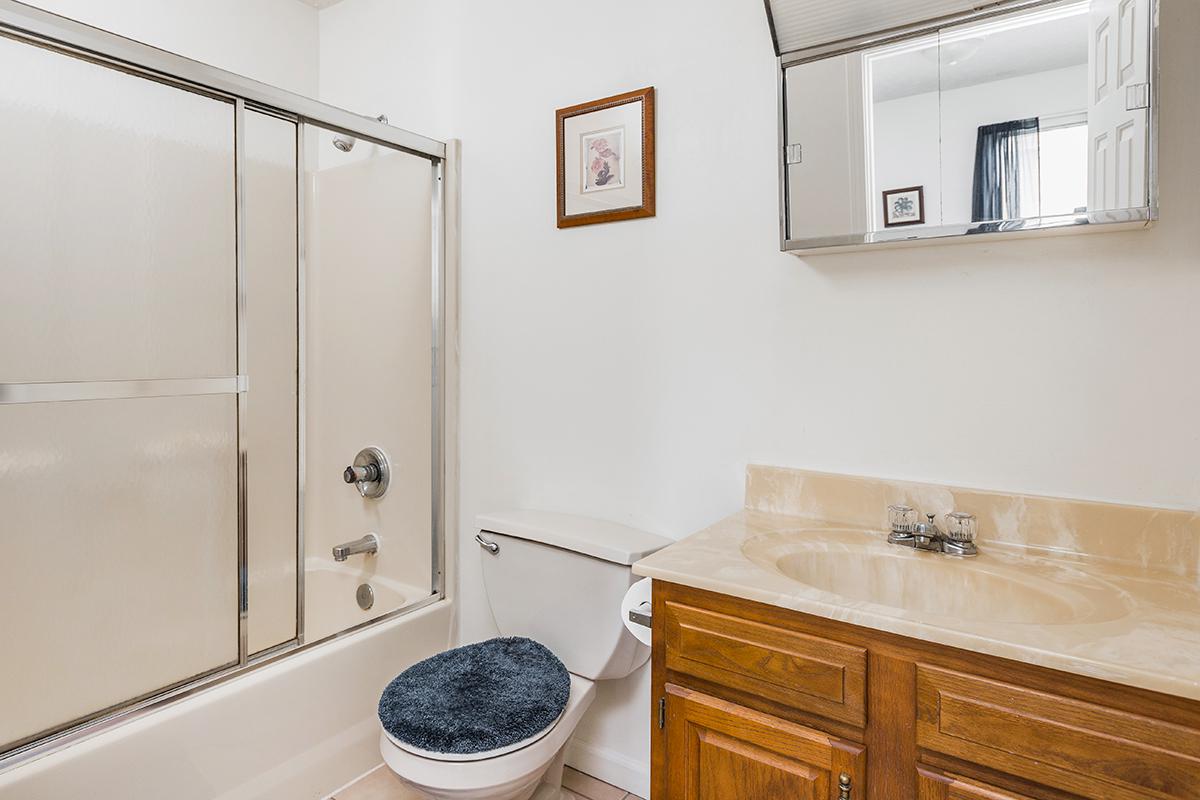 CONTEMPORARY BATHROOM