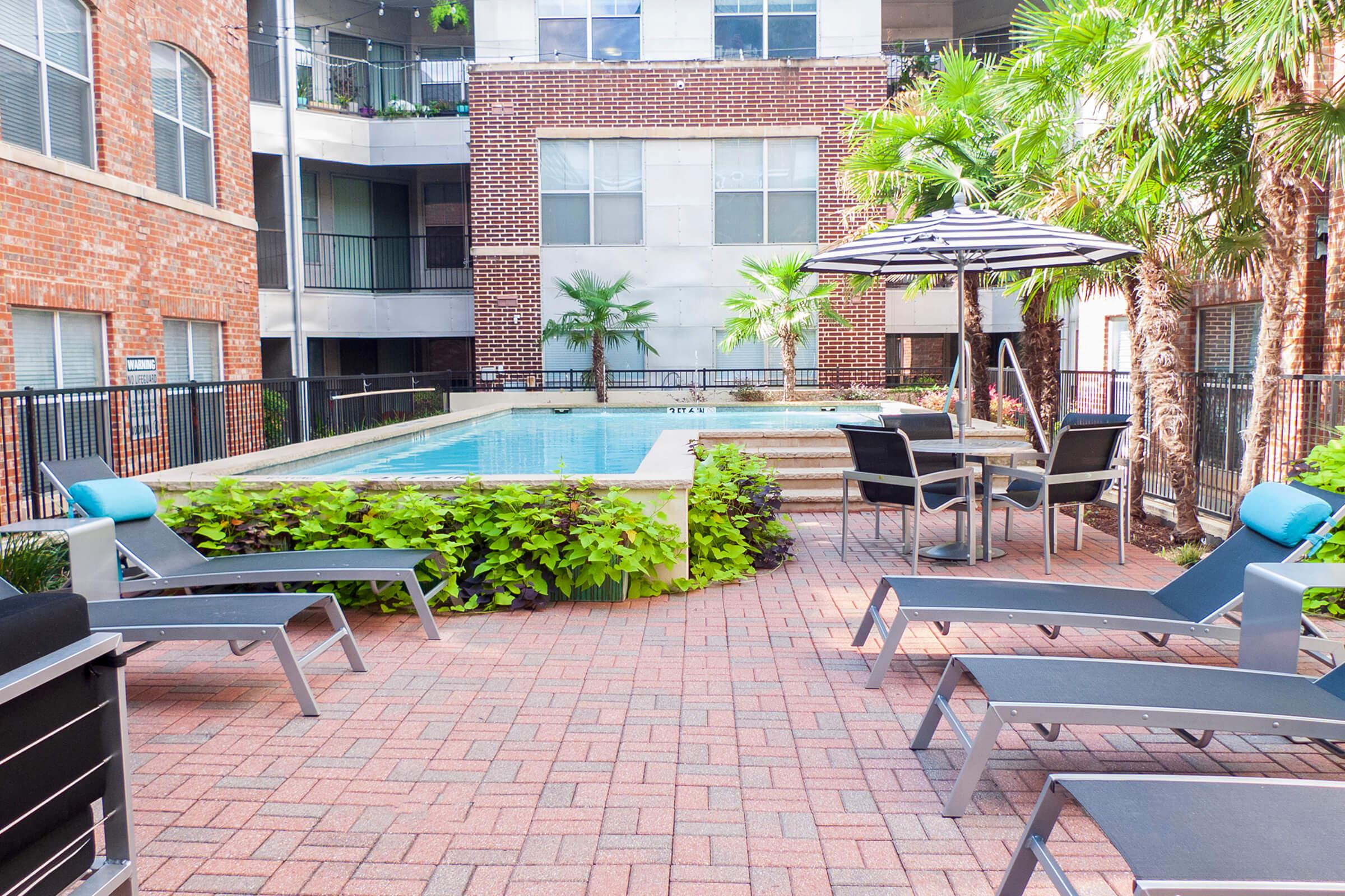 1001Ross-10Pool01.jpg