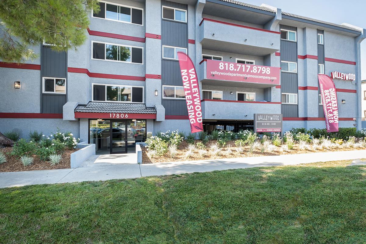 Beautiful Landscaping at Valleywood Apartments