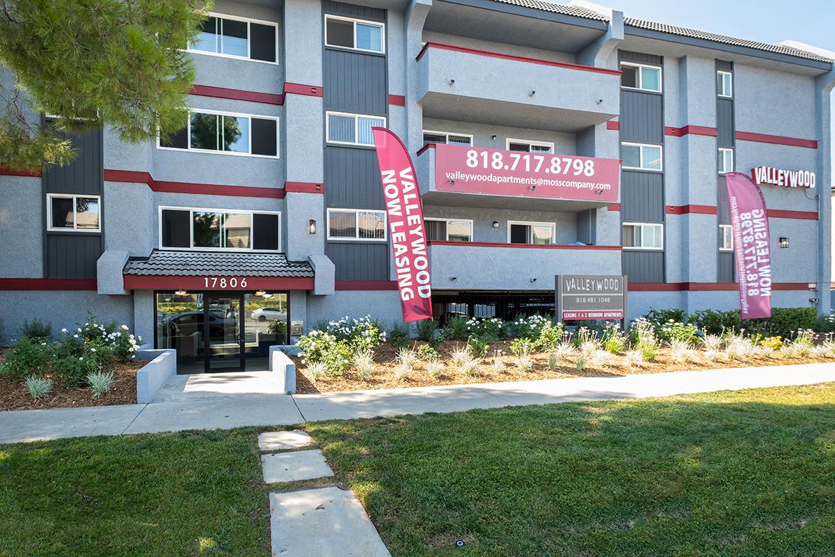 Beautiful Landscaping at Valleywood Apartments