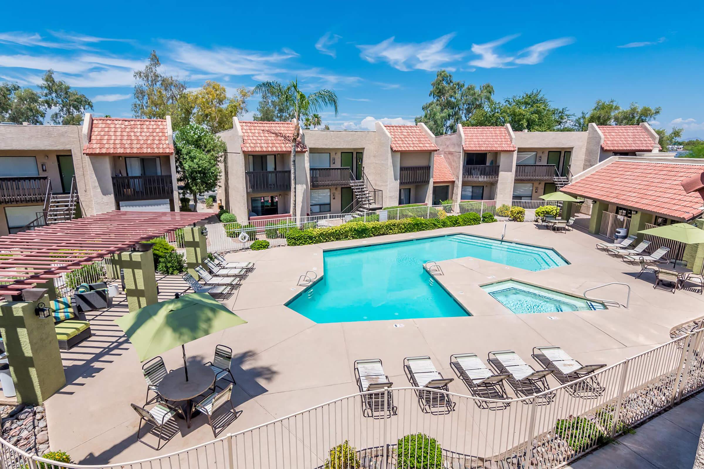 Sparkling Swimming Pool and a Luxurious Spa - Glenridge Apartments - Glendale - Arizona