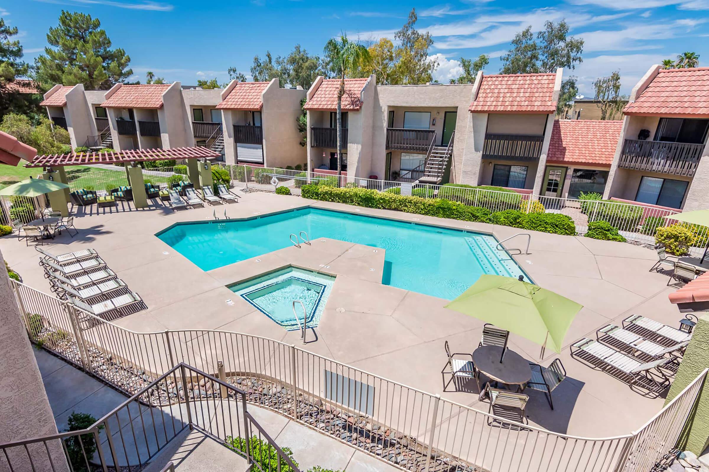 Sparkling Swimming Pool and a Luxurious Spa - Glenridge Apartments - Glendale - Arizona