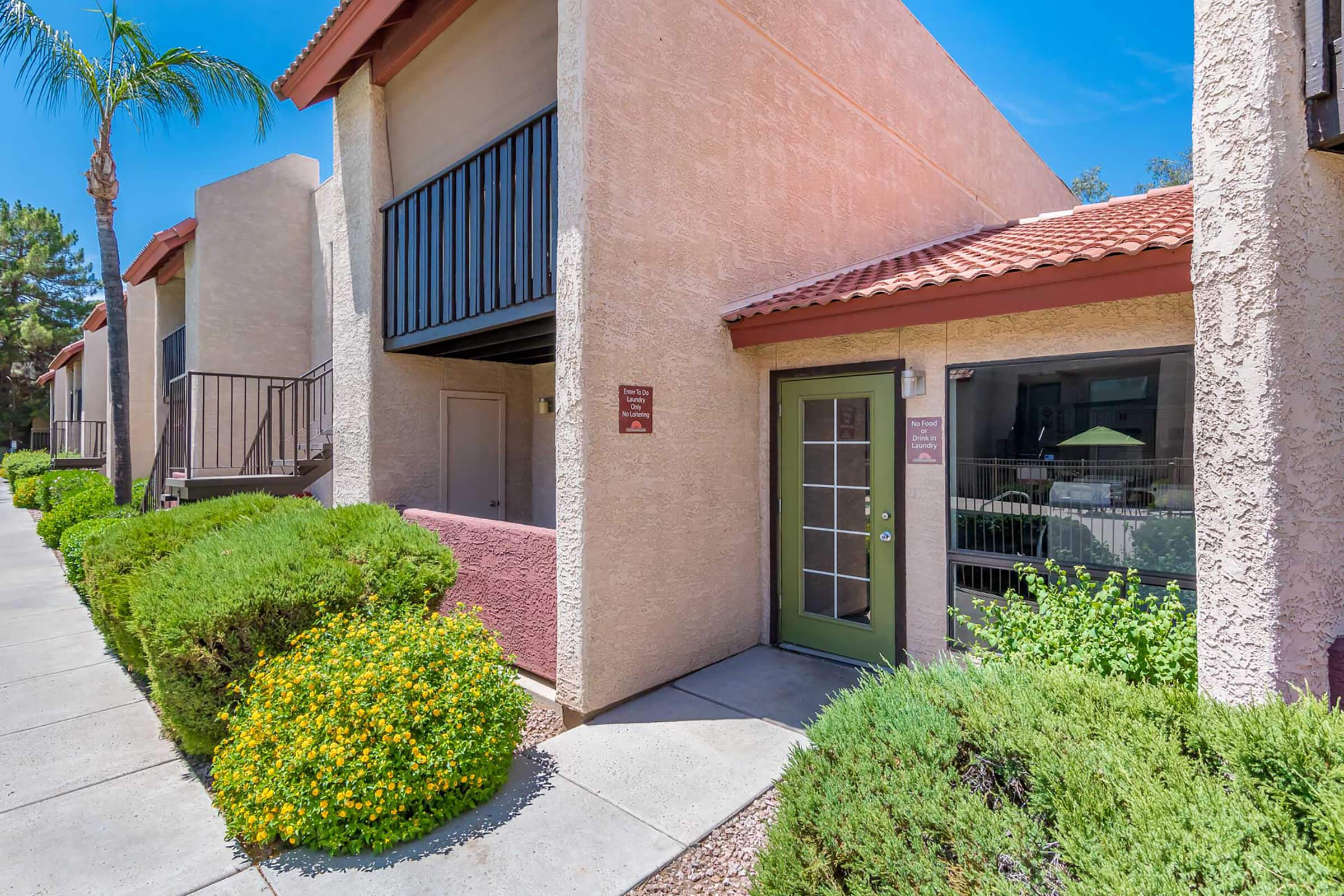 Well-maintained Grounds and Landscaped Greenery - Glenridge Apartments - Glendale - Arizona