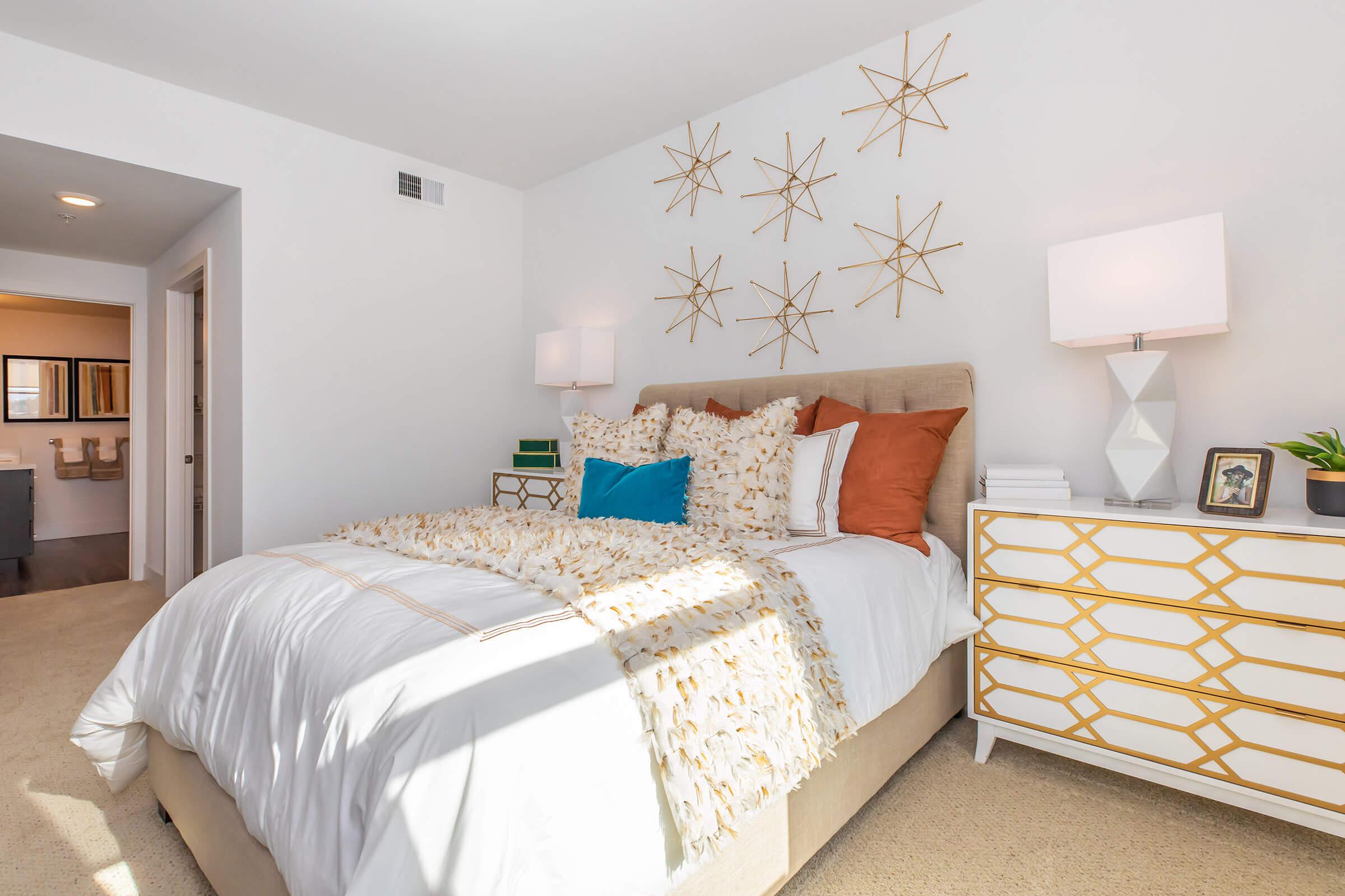 a bedroom with a bed in a hotel room