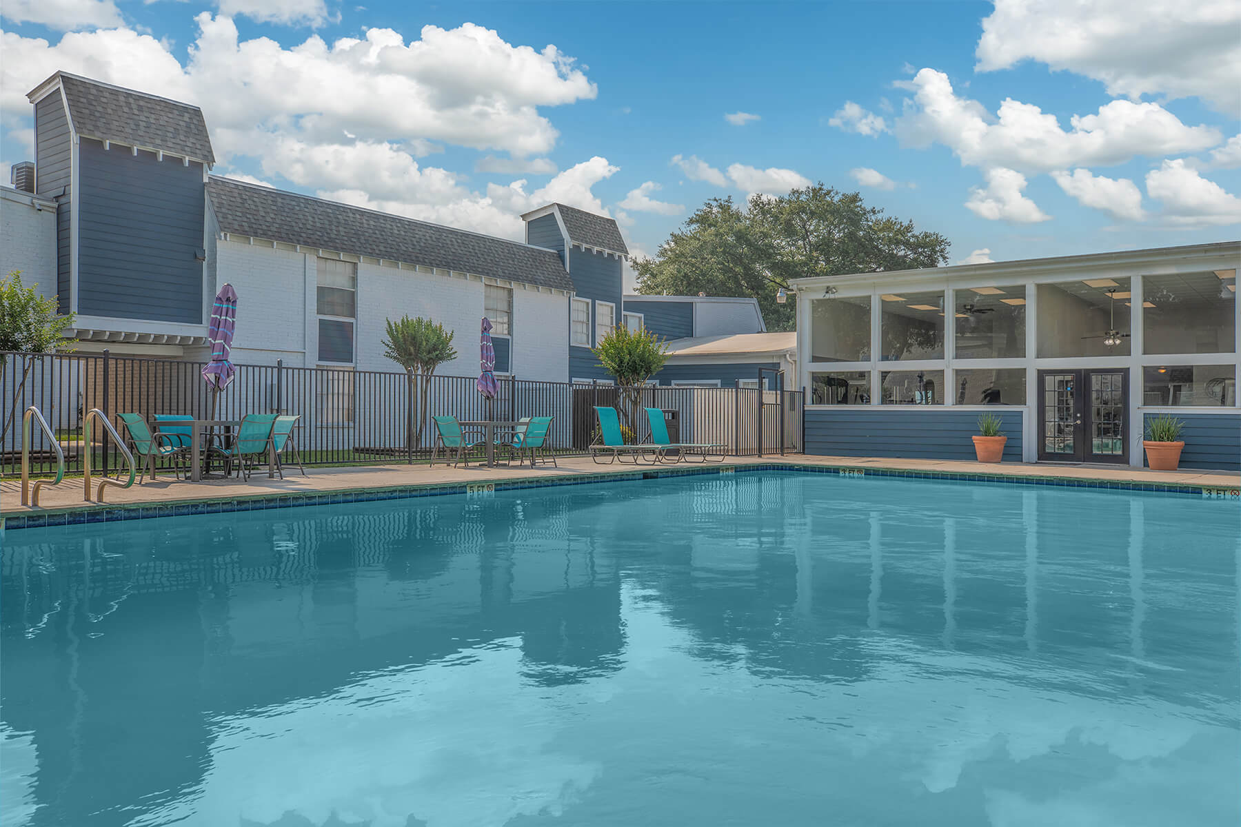 Whispering Oaks Apartments Amenities