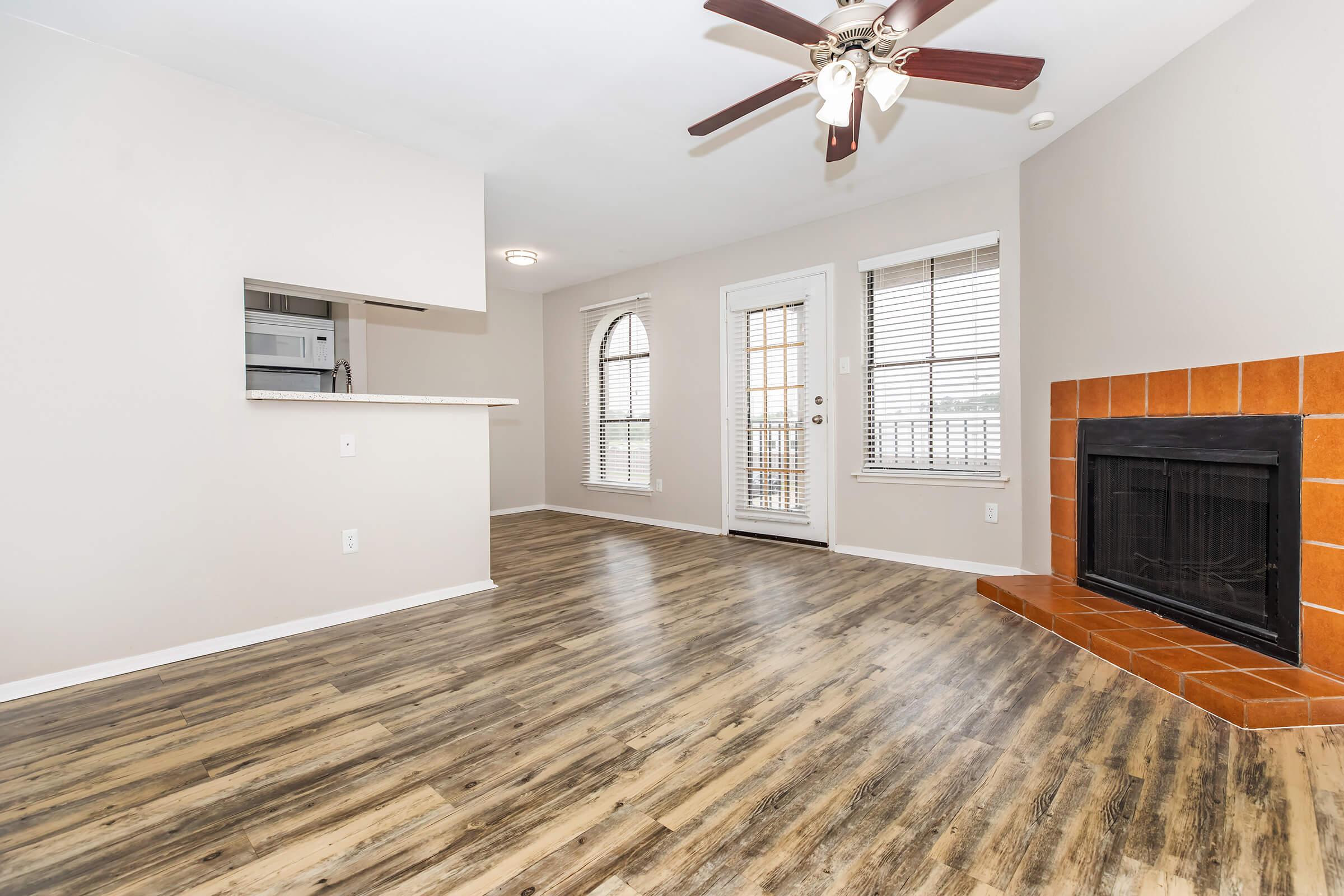 SPACIOUS LIVING ROOM IN HUNTSVILLE, TX