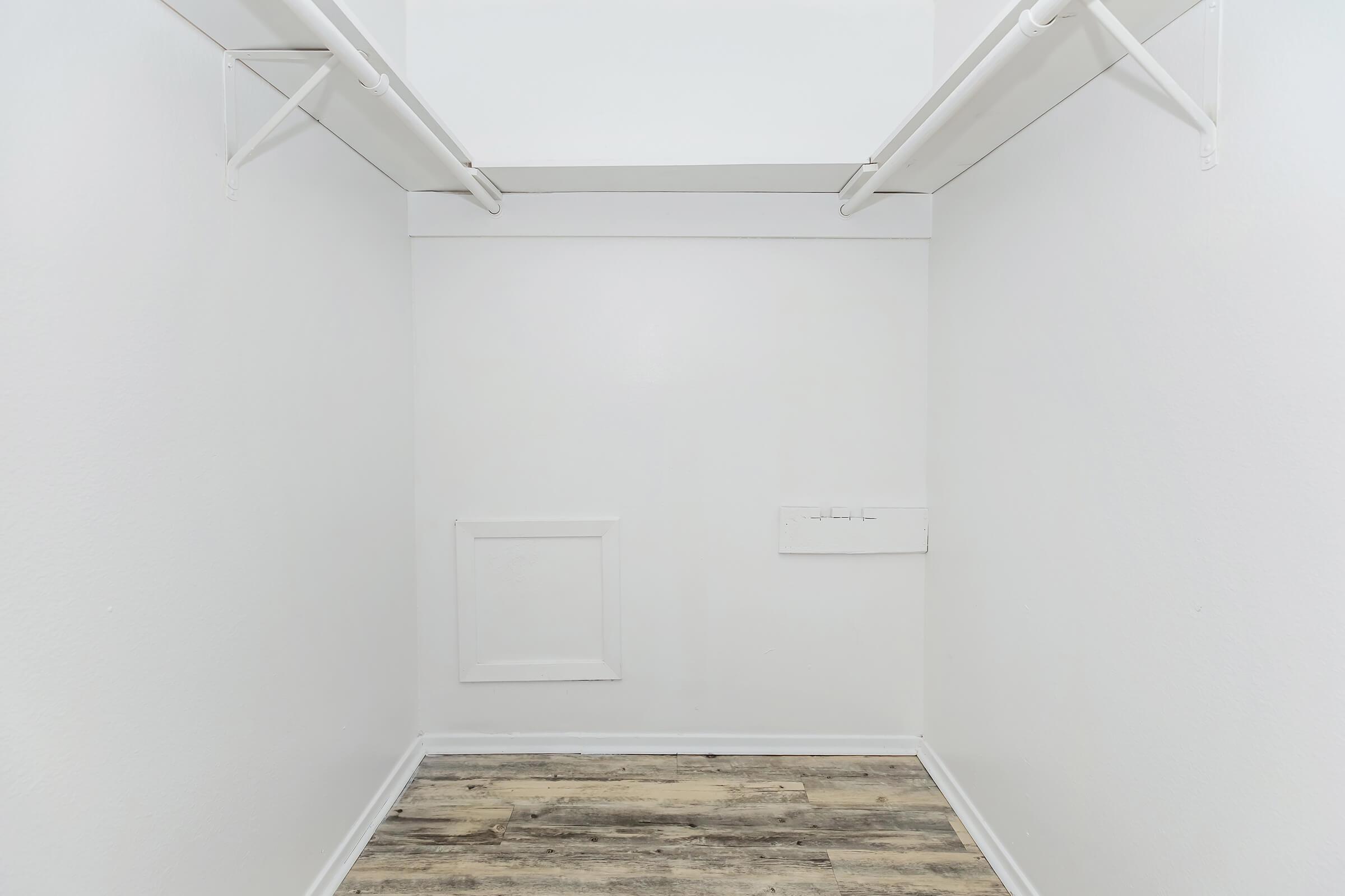 WALK-IN CLOSET