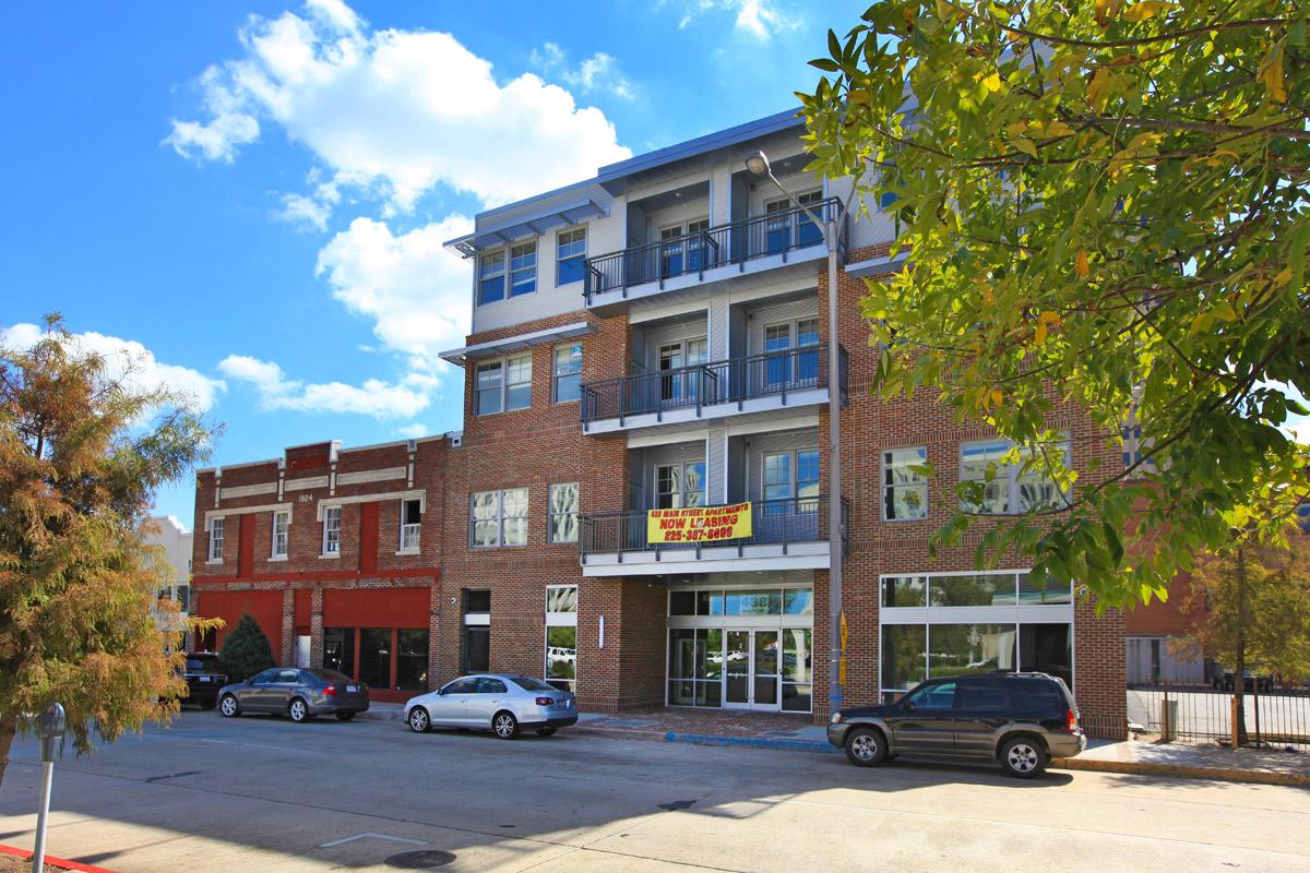 a street with cars parked on the side of a building