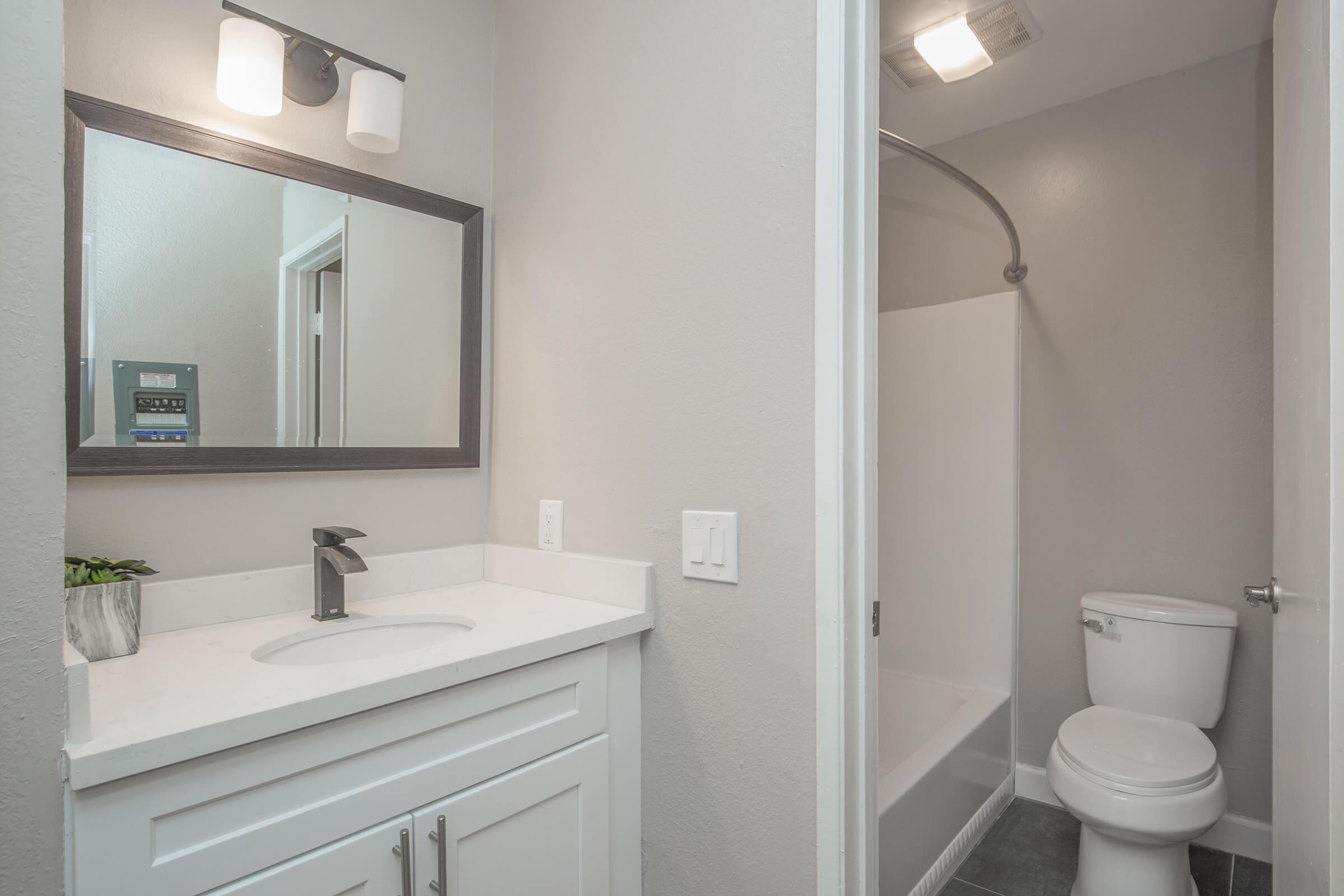Apartments in Glendale -Windsor Villas Apartments Bathroom