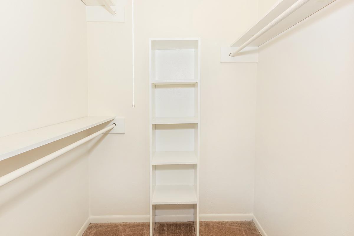 WALK-IN CLOSET